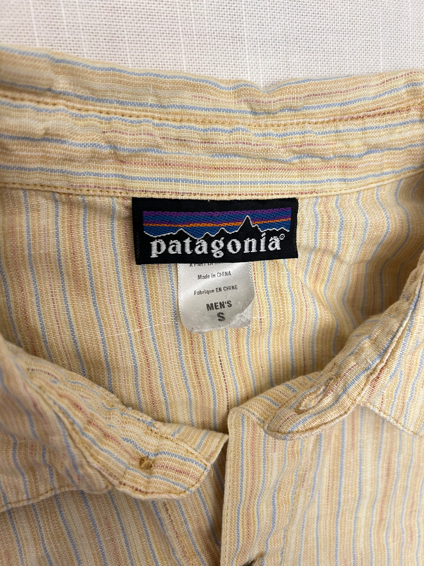 (S) Patagonia Men Short Sleeves Shirt
